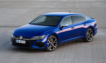 Рулевое колесо теперь включает сенсорное управление. Система кондиционирования воздуха совершенно новая, а вентиляционные отверстия были обновлены. Доступны различные варианты кожи от ArtVelour до Nappa.