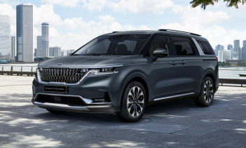 Задняя часть - это место, где мы видим самые радикальные изменения, с новыми задними фонарями в полный рост, которые добавляет визуальную ширину и делают внешность Carnival немного более премиальной.