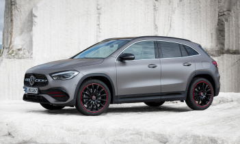 Он может не предлагать три ряда сидений, но новый GLA на 9 см выше, на 3 см шире и имеет колесную базу на 2,7 см длиннее, чем модель, которую он заменяет. Mercedes также существенно улучшил салон GLA, который теперь включает интерфейс MBUX в качестве