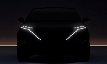 Логотип «NISSAN» сзади не будет освещен, как это было на концепции, но он, кажется, заменяет традиционную эмблему Nissan. Есть также выдающийся значок «Ariya», который, вероятно, расположен сзади, и использует собственный уникальный шрифт.