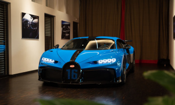 За время работы в Dörr Group мы узнали, что Стивен Винкельманн отвечает за развитие идеи Pur Sport. Он видит Bugatti Chiron как стандартную ежедневную машину. Pur Sport, с другой стороны, является его спортивным эквивалентом, ориентированным на управ