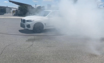 Модификация все еще находится в стадии разработки, но она будет доступна через приложение после завершения тестирования. Эта система будет работать так же, как и на BMW M5, и ее можно будет выбрать из меню BMW iDrive внедорожника.