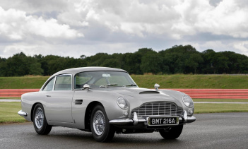 Мощность подается через пятиступенчатую механическую коробку передач ZF с механическим дифференциалом повышенного трения. Торможение осуществляется с помощью гидравлических стальных дисковых тормозов типа Girling с сервоусилителем и реечной передачей