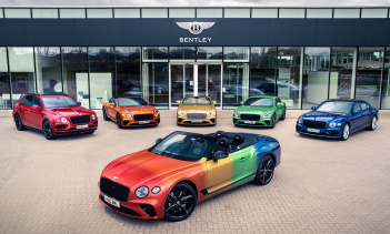 Еще в мае Bentley представил специальную версию Bacalar с привлекательным внешним видом, представляющим семь цветов радуги.    