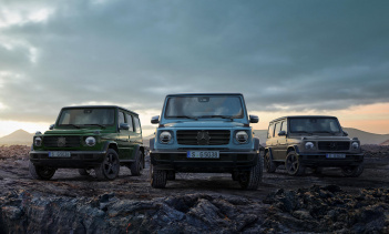 Кроме того, в Mercedes добавлен новый режим езды «Пустыня». Активированный кулисным переключателем Dynamic Select, новый режим движения в пустыне регулирует электронную стабильность и управление дроссельной заслонкой для улучшения сцепления на песчан