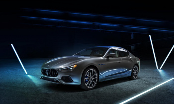 Maserati Ghibli Hybrid включает новую переднюю решетку с перекладинами. В задней части автомобиля легкие кластеры были полностью обновлены, с профилем, похожим на бумеранг, они похоже были вдохновлены 3200 GT и концепт-каром Alfieri.