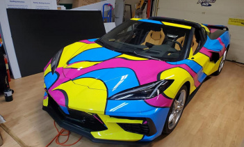 Компоновка со средним расположением двигателя дает ему пропорции суперкара, мало чем отличающегося от Ferrari. Но это не первый случай, когда владелец C8 принимает сомнительные решения. Буквально в прошлом месяце один парень прикрепил значки Ferrari 