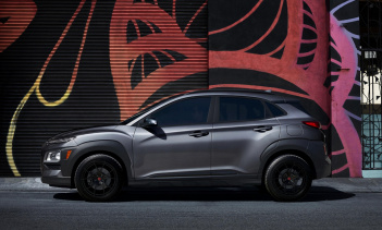 Hyundai не предоставил никакой информации о ценах, хотя мы предполагаем, что Kona Night Edition будет дороже, чем топовый Kona Ultimate, стоимость которой начинается от 27 950 долларов. Производство будет ограничено, но специальное издание все же буд