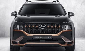 Решетка N Performance имеет 10 вертикальных планок, которые придают ей совершенно новый вид по сравнению со стандартной моделью. Другое большое изменение - использование бежевых акцентов цвета Sahara, расположенных по всему кузову - они хорошо контра