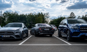 Внутри пассажиры защищены первой в мире фронтальной подушкой безопасности для пассажиров на заднем сиденье. У Mercedes-Benz есть и новые ремни.