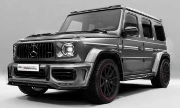 По бокам установлены подножки со специальным светодиодным светом. Судя по рисункам, темные колеса с красными акцентами значительно больше, чем у стандартной модели. Для первых восьми клиентов, которые закажут обвес, будет возможность сесть за руль го