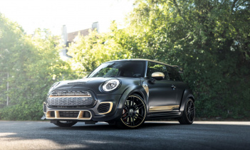 Также были внесены изменения в внешний вид GP3. Для Mini используется полная черная матовая пленка с золотыми акцентами, характерная для немецкой тюнинг-фирмы.