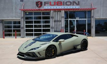 Комплект состоит из полного комплекта кузова, который включает в себя новый капот, передний бампер, передние крылья, накладки на пороги, а также задний бампер, диффузор и крыло.