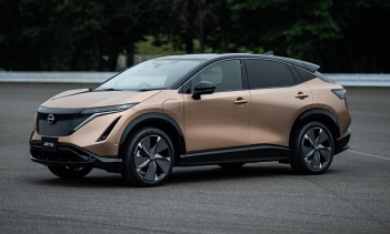 Nissan Leaf сыграл важную роль в привлечении тысяч клиентов на такой решительный шаг как покупка электромобиля. Фактически, в начале этого года потребовалась чрезвычайно популярная Tesla Model 3, чтобы обогнать Leaf как самый продаваемый в мире элект