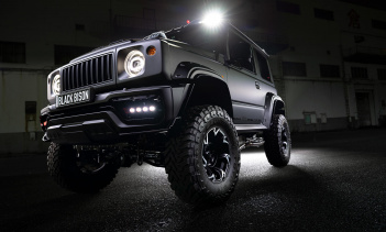 Комплект Black Bison также добавляет дикий вентилируемый капот, решетку радиатора и окантовку фар, а также агрессивную защитную пластину спереди. Легкая планка обрамляет крышу, а массивные расширители крыльев добавляют агрессивности. Задняя часть пол