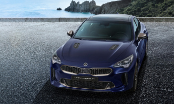 Сзади обновления более заметны. Комбинированный фонарь не только имеет новую световую подпись, но и охватывает всю ширину Stinger и придает ему более широкий вид, чем раньше.