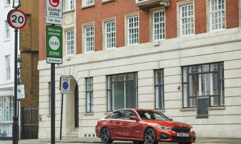 Поскольку все больше городов начинают охватывать зоны с низким уровнем выбросов, BMW запустил новую цифровую услугу «eDrive Zones» в Великобритании. Доступный для всех подключаемых гибридных моделей BMW, включая BMW 3 серии, BMW 5 серии, BMW 7 серии 