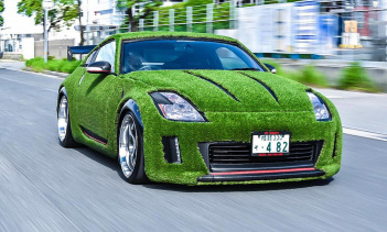 Как видно из рисунков, это не печатная пленка, а необычное применение искусственной травы. Все сделано довольно аккуратно, с симметричной отделкой и вырезами для воздухозаборников и фар. Автомобиль также имеет некоторые другие детали, включая передни