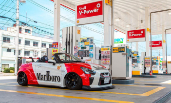 Понравился готовый продукт? Независимо от вашего ответа, Liberty Walk любит быть в центре внимания, и его сотрудники, вероятно, не заботятся об общественном мнении, пока есть люди, готовые резать кузов своих автомобилей во имя постройки чего-то уника