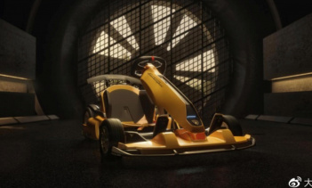 Изменения не только поверхностны: в этого малыша также добавлены некоторые дополнения, которые делают пилотирование по трассе еще более увлекательным. Примечательными новинками являются спортивное рулевое колесо, увеличенный задний спойлер, а также п