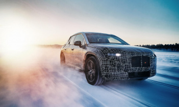 Электродвигатели iX будут примерно сопоставимы с двигателями, используемыми в X5, при этом базовая модель выдает около 308 лошадиных сил. Более мощная версия, вероятно, M Sport, будет производить около 522 л.с. Наконец, версия с максимальным запасом 