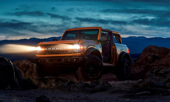 Одно из замечаний Стефенсона касается «мягкости» нового Bronco, поскольку он не похож на военный автомобиль, а скорее на то, к чему вы захотите приблизиться. Его мелкая детализация поверхности также заслуживает высокой оценки. Комбинированный эффект 