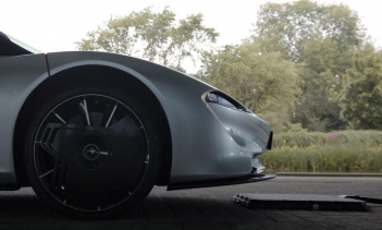 McLaren Speedtail теперь можно заряжать по беспроводной сети