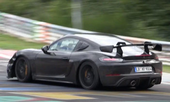 Текущий GT4 оснащен адаптивными амортизаторами, а клиренс на 3 см ниже, чем у стандартных моделей 718. GT4 также предлагает регулировку развала колес, схождения, дорожного просвета и стабилизаторов поперечной устойчивости, но мы ожидаем, что GT4 RS б