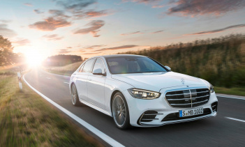 «Mercedes-Benz идеально подходит для Nvidia, потому что наша миссия - использовать AI для решения проблем, которые не под силу обычным компьютерам», - сказал Хуанг.