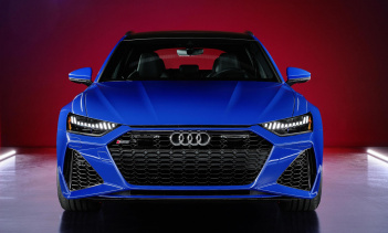 Высокопроизводительный универсал 2021 Audi RS6 Avant, выпущенный ограниченным тиражом, на самом деле был совместным предприятием Audi и Porsche и был первой в истории моделью RS. Для всего мира было построено всего 2900 машин.