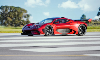 Чтобы сделать BT62R более привлекательным для дороги, Brabham разработал новую выхлопную систему. Привод осуществляется через 6-ступенчатую секвентальную трансмиссию с измененными передаточными числами.