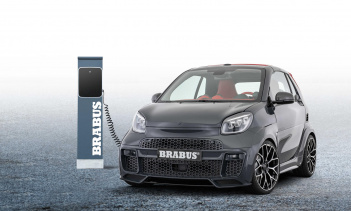 Интерьер получил эксклюзивную черную кожаную обивку Brabus Mastik с красной двойной строчкой, алюминиевые педали, накладки на пороги с выгравированным логотипом Brabus и такие технологии, как навигация и климат-контроль. Вам нужно будет напрямую связ