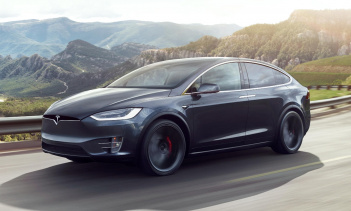 Tesla Model 3 стала успешной во всем мире. Это не только бестселлер Tesla, но и самый продаваемый электромобиль всех времен в мире, по крайней мере, пока. Производство началось только в середине 2017 года, и было продано более полумиллиона экземпляро