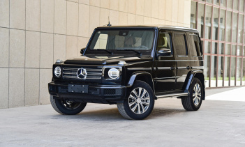Да, даже самый тяжелый автомобиль, которым является G-Класс, не остался непричастен к сокращениям. Известный как G350, он оснащен 2,0-литровым четырехцилиндровым двигателем с турбонаддувом, развивающим 255 лошадиных сил и 370 Нм крутящего момента, чт