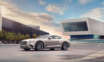 Среди других конструктивных особенностей - зеркальные колпачки Satin Silver с приветственными лампами Mulliner под ними и светящиеся внешние дверные пороги с надписью Mulliner. Завершают тонкие изменения набор изготовленных на заказ 22-дюймовых колес