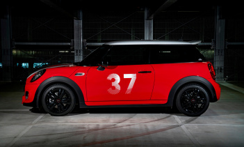 Mini начнет поставки этих специальных автомобилей в ноябре по цене 27 405 фунтов стерлингов.