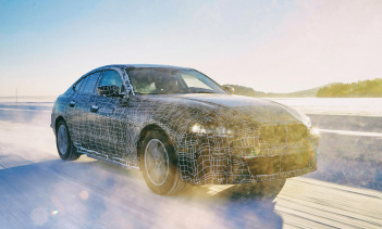 Причина, по которой грядущий i4 M не превзойдет M3 и M4, заключается в том, что технология аккумуляторов, по мнению BMW, просто не там, где должна быть. Другими словами, i4 M может быть более сопоставим по своим характеристикам с нынешним седаном M34