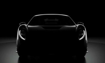 Все, что действительно можно почерпнуть из изображения - это зияющий ковш на капоте, большие закругленные передние крылья, каплевидные фары с тонкими дневными ходовыми огнями и то, что похоже на широкий передний сплиттер.