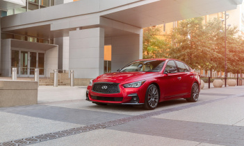 И Sensory, и Red Sport 400 также получили складывающиеся наружные зеркала с автоматическим затемнением и функцией обратного наклона вниз. Для 2021 Q50 также доступны два новых цвета кузова: серый и синий.