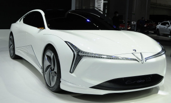 Имея длину 480 см, ширину 200 см и высоту 140 см с колесной базой 289 см, Eureka 03 отличается элегантным дизайном с характерными Y-образными фарами, охватывающими всю ширину передней панели, разделенными большой буквой V с подсветкой.