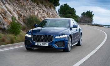 XF теперь является седаном Jaguar начального уровня, поэтому компания значительно снизила цены по сравнению с прошлым годом.