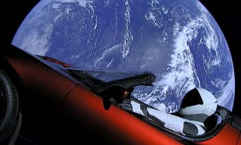 С момента запуска прошло два года, восемь месяцев и один день, и Roadster проехал достаточно далеко, чтобы «проехать 57,5 раз по всем дорогам мира». Это классная история, но все, что люди действительно хотят хнать, - это даты выпуска Roadster.