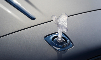 Компания Rolls-Royce подтвердила, что прекратила производство светящейся версии своей легендарной эмблемы и что все клиенты, выбравшие эту опцию, получат полный возврат средств и замену не светящийся элемент, несмотря на то, что эта опция все еще ото