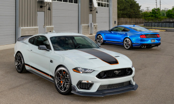 Но этот ценовой разрыв легко объясняется добросовестной дополнительной производительностью Mach, обеспечиваемой такими деталями, как шестиступенчатая коробка передач Tremec, также заимствованная у GT350, с автоматическим подбором оборотов, мощным мас