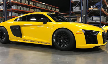 Помимо этих массивных гладких шин и очевидных улучшений производительности под капотом, этот R8 - полноценный автомобиль без снижения веса с точки зрения звуковой системы, панелей отделки, сидений или чего-либо еще. Это полновесный автомобиль, которы