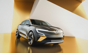 В Mégane eVision будет использоваться батарея емкостью 60 кВтч, а зарядка постоянным током мощностью до 130 кВт обеспечит лучшее в своем классе время зарядки. Выходная мощность рассчитана на 216 лошадиных сил. Внешний вид eVision вдохновлен концепт-к