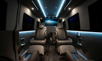 Но внизу это все еще Sprinter. Поначалу это может показаться немного унизительным, но на самом деле это хорошо. Sprinter - один из наших любимых микроавтобусов, и с многочисленными передовыми средствами помощи водителю этот фургон безопасен во многих