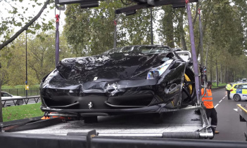 Также сильно повреждены двойные выхлопные трубы, и половина заднего бампера. Хотя 812 Superfast выглядит не так плачевно, как 458 Spider, его детали, конечно, не будут дешевыми для замены, учитывая, что цена суперкара мощностью 789 л.с. начинается с 