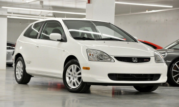 Чтобы сделать сделку еще приятнее, продавец также утверждает, что автомобиль ни разу не был в аварии, имеет чистый отчет Carfax и находится в гараже круглый год. Этот Civic SiR поставляется с тремя оригинальными ключами и двумя пультами дистанционног