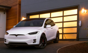 Владельцы Tesla должны заплатить 500 долларов, чтобы вернуть своё радио